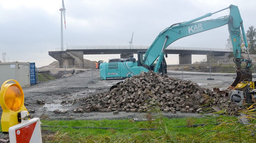 Die Arbeiten an der Brücke im Riepsterhammrich laufen bereits auf Hochtouren. Foto: Aiko Recke