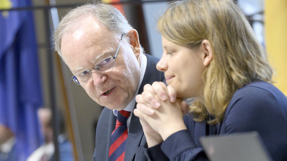 Stehen an der Spitze der niedersächsischen Landesregierung: Ministerpräsident Stephan Weil (SPD) und seine Stellvertreterin Julia Willie Hamburg von den Grünen. Foto: Julian Stratenschulte/dpa
