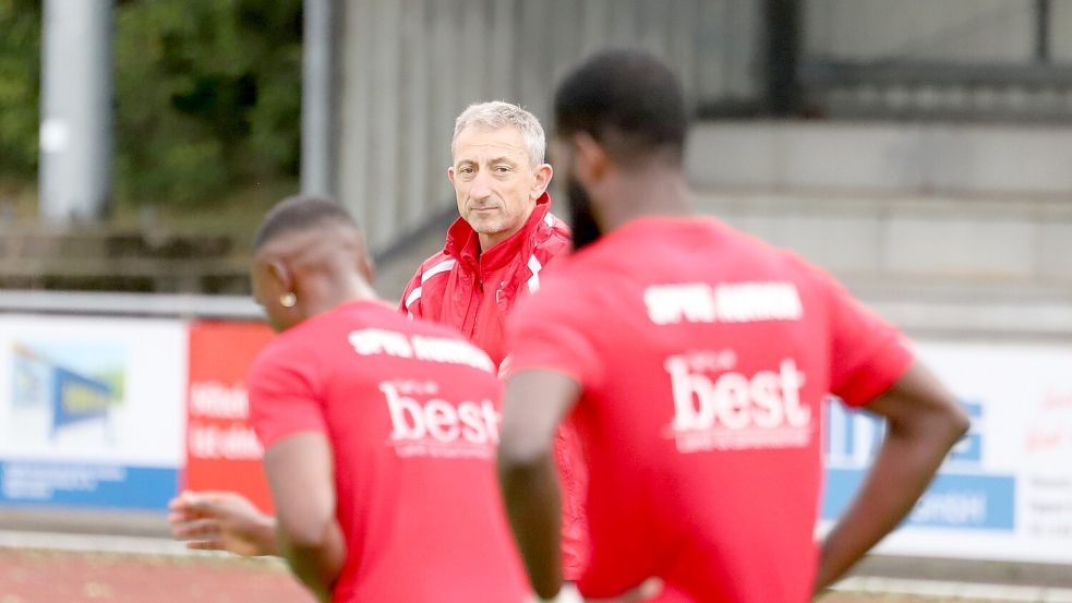 Uwe Fischer durfte die SpVg Aurich nur zwei Monate trainieren. Die 0:9-Niederlage in Bunde war zu viel für die Verantwortlichen, Fischer musste gehen. Bis zur Winterpause will die Sportvereinigung einen neuen Trainer präsentierenFoto: Wilfried Gronewold