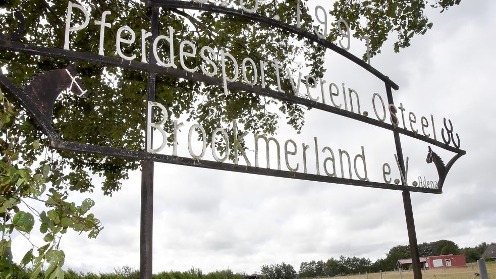 Ein geschmiedetes Schild weist auf das Gelände des Pferdesportvereins Osteel-Brookmerland hin. Foto: Thomas Dirks