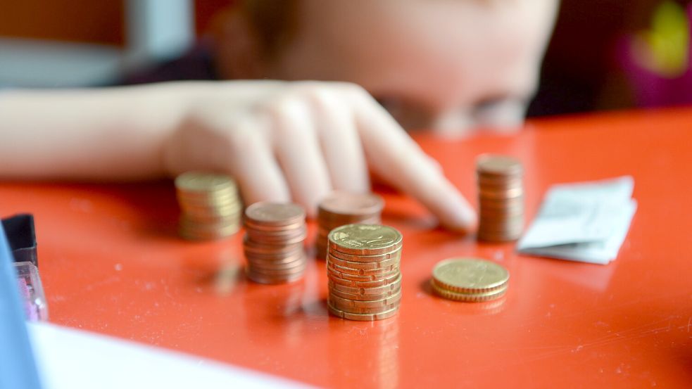 KINA - Wenig Geld für Schulhefte und Frühstück Foto: Jens Kalaene