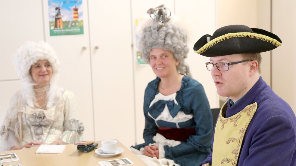 Eberhardine Sophie (Reenste Cornelis, von links), Christine Charlotte von Württemberg (Katja Druivenga) und Conrad Bernhard Meyer (Dr. Christopher M. Galler) werden den Besuchern begegnen. Foto: Romuald Banik