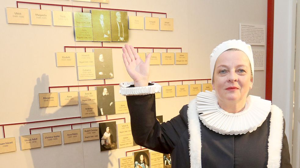 Gräfin Anna alias Herma C. Peters vor dem Stammbaum der Grafen-Familie Cirksena. Foto: Romuald Banik