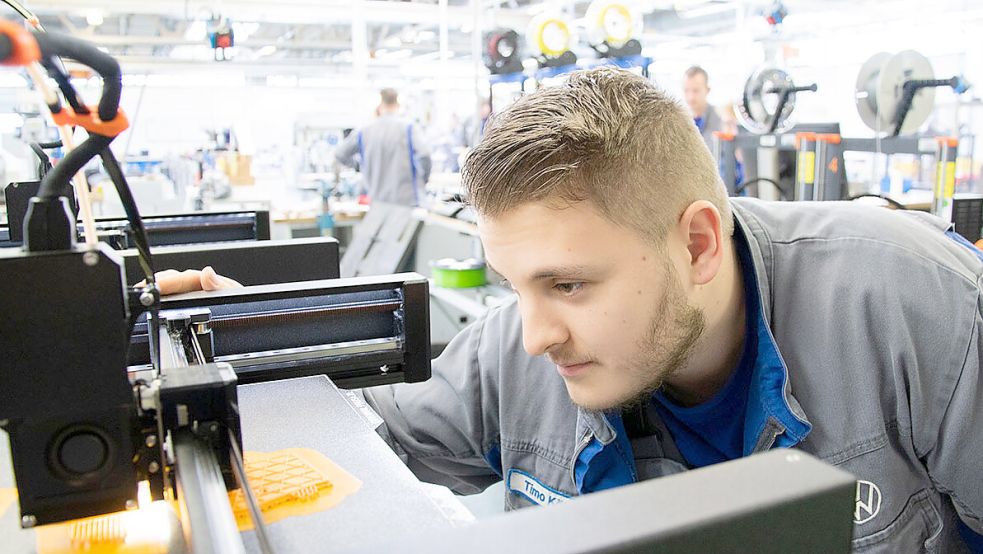 Timo Köhler arbeitet mit einem Prototypendrucker. Foto: VW Emden