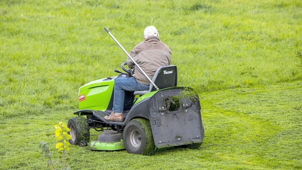 Für Aufsitzrasenmäher soll es bald eine Versicherungspflicht geben. Foto: imago images/Jochen Tack