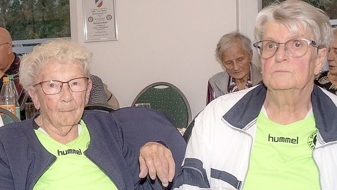 Verdiente Sportlerinnen des SV Leezdorf: Johanne Redinius (links), Jurmine Arends (im Hintergrund) und Ingrid Ubben (rechts) wurden für 50-jährige Mitgliedschaft geehrt. Foto: privat