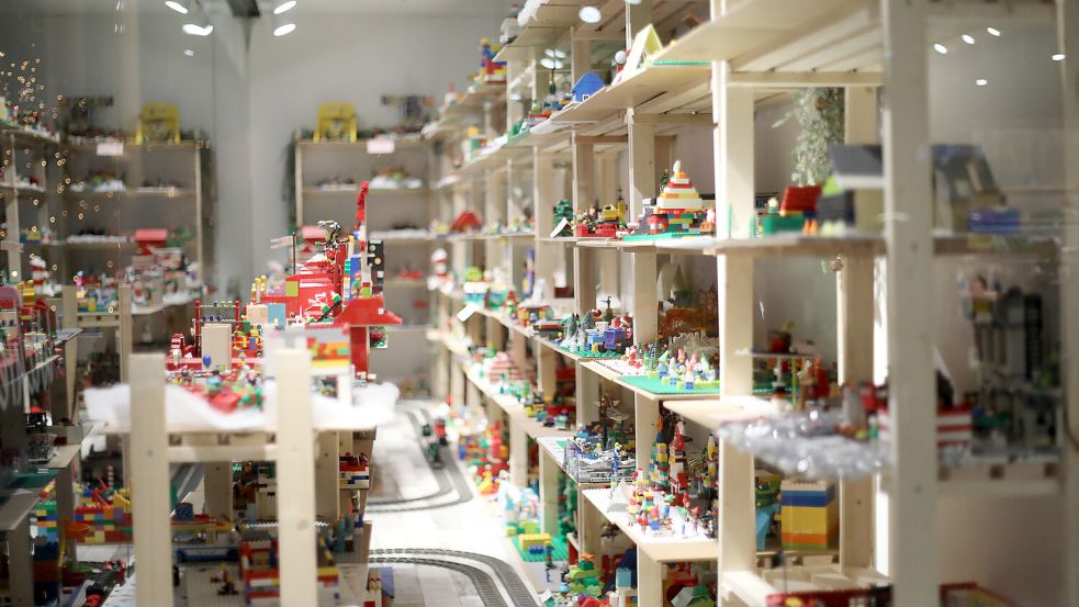 Im Schaufenster des Modehauses Silomon werden ab Ende November wieder alle Lego-Bauwerke präsentiert. Foto: Romuald Banik