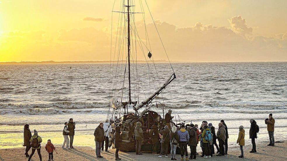 Das gestrandete „Geisterschiff“ wurde in den letzten Tagen bereits zu einer Touristenattraktion. Foto: dpa/Volker Bartels