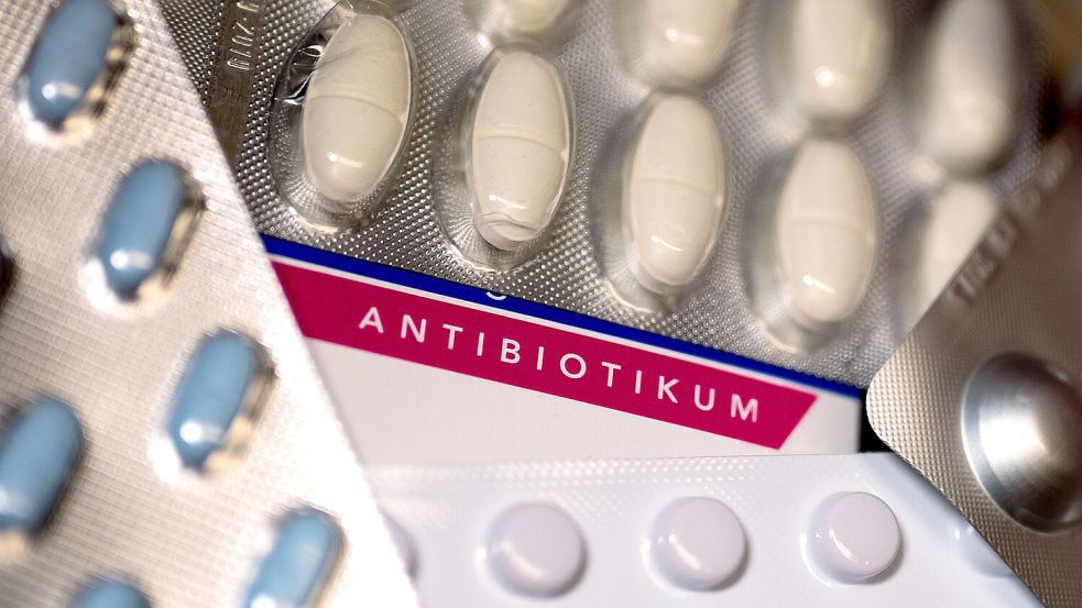 Eine Packung Antibiotika liegt auf einem Tisch. Da Scharlach von Bakterien verursacht wird, werden Antibiotika zur Therapie eingesetzt. Foto: DPA