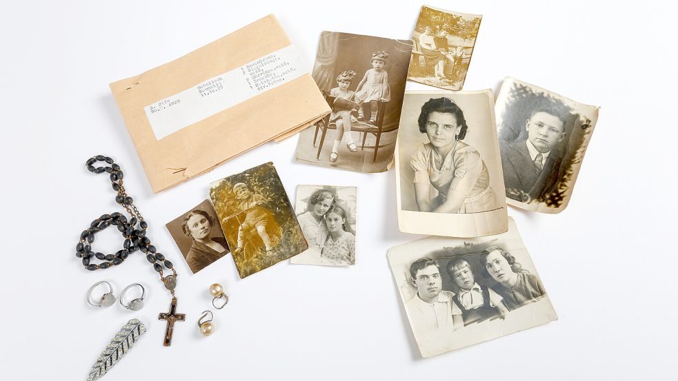 Fotos, Schmuck und andere Gegenstände wurden den KZ-Häftlingen weggenommen. In der Ausstellung erzählen diese Effekten eine Geschichte. Foto: Cornelius Gollhardt