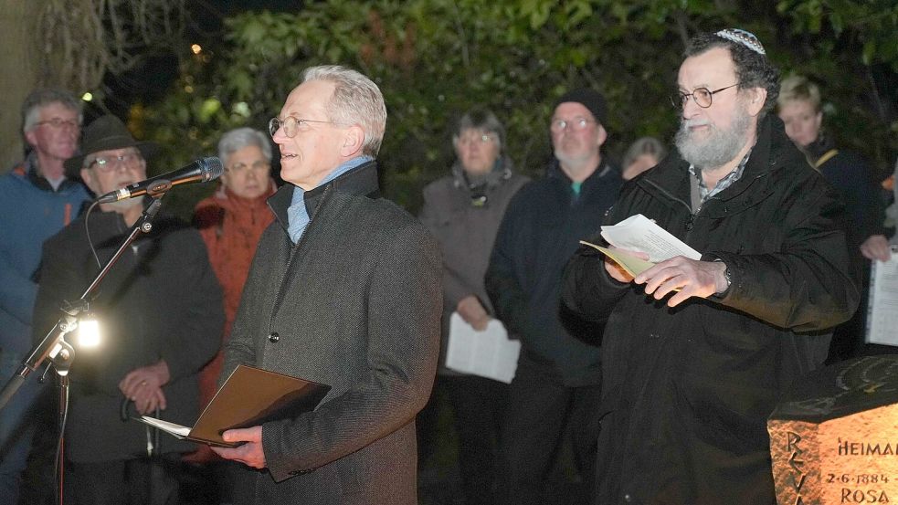 Superintendent Tido Janssen (links) und Ulrich Kötting, Vorsitzender der Deutsch-Israelischen Gesellschaft Ostfriesland, sprachen bei der Gedenkveranstaltung am Auricher Synagogenplatz. Foto: Helmut Vortanz