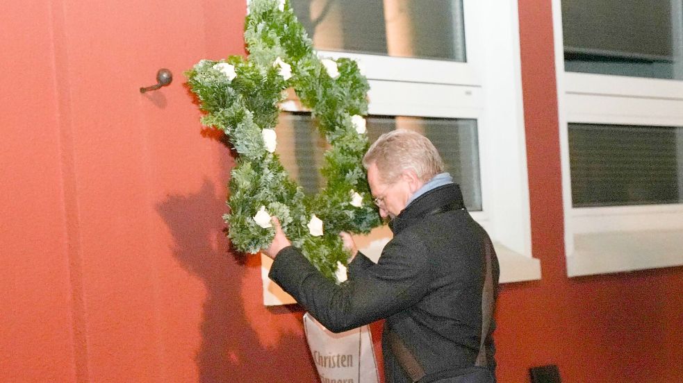 Superintendent Tido Janssen hängte einen Davidstern beim Gedenkstein vor der ehemaligen jüdischen Schule auf. Foto: Helmut Vortanz