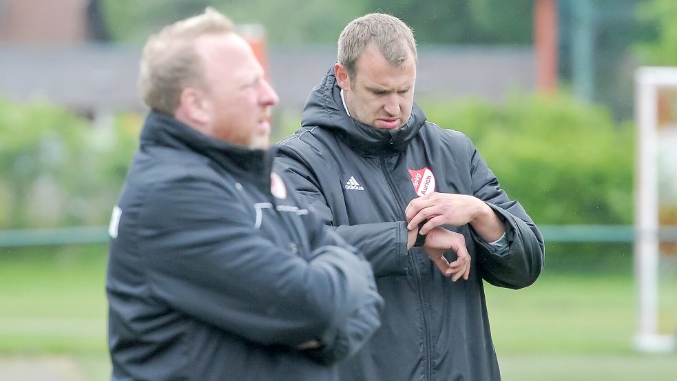 Für vier Spiele trainiert Stefan Wilts (rechts) nun auch die Herrenmannschaft der SpVg Aurich. Vor eineinhalb Jahren war er schon einmal für die Rettung der Mannschaft eingesetzt worden, damals im Gespann mit Frank Korte..Foto: Stephan Friedrichs