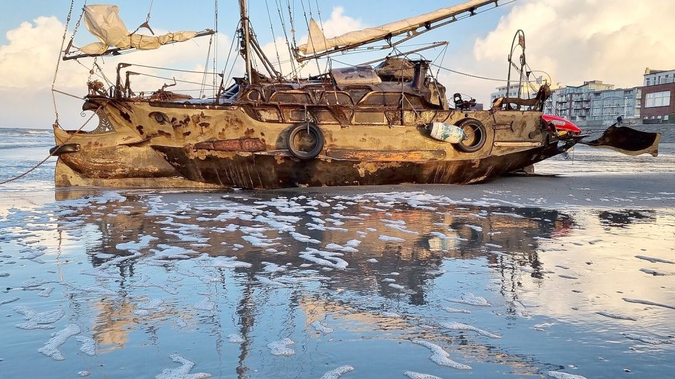 Das Schiff muss vom Strand - auch wenn das vermutlich viele bedauern werden. Foto: Polizei