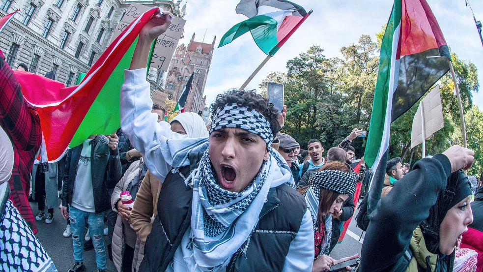 In Deutschland laufen bei den derzeit stattfindenden pro-palästinensischen Demos auch radikale Islamisten mit. Foto: imago images/Sachelle Babbar