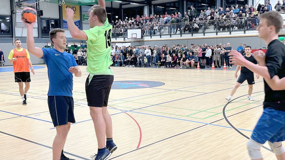 Handballspiele vor vollen Rängen in der Kurt-Knippelmeyer-Halle: Dafür ist das Brookmerland-Turnier bekannt. Foto: privat