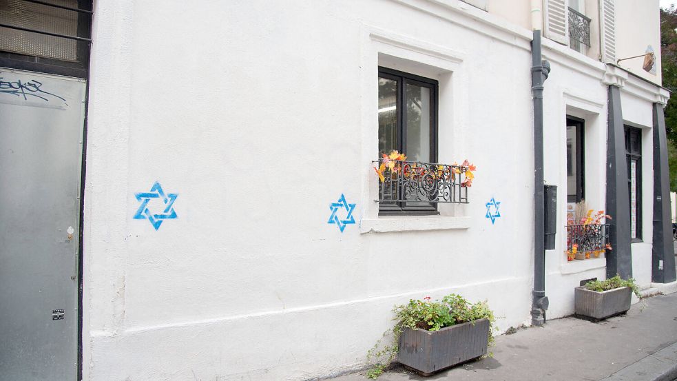In Paris sorgten blaue Davidsterne auf Häuserwänden für Aufsehen. Foto: Imago Images/Abaca Press
