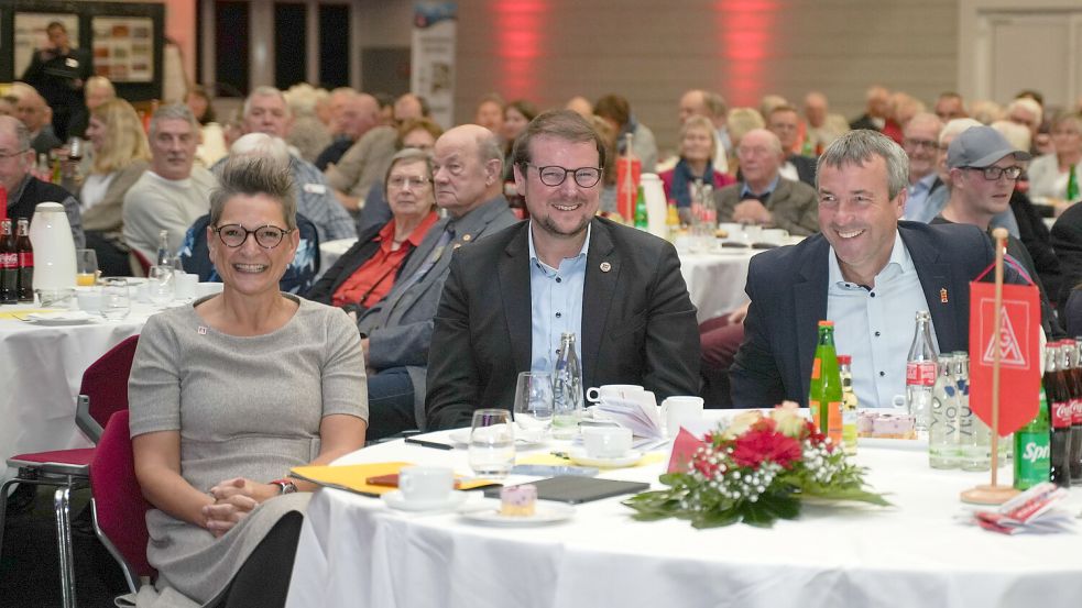 Franka Helmerichs (von links), Tim Kruithoff, Johann Saathoff beim Festakt der IG Metall in der Emder Nordseehalle. Foto: Helmut Vortanz