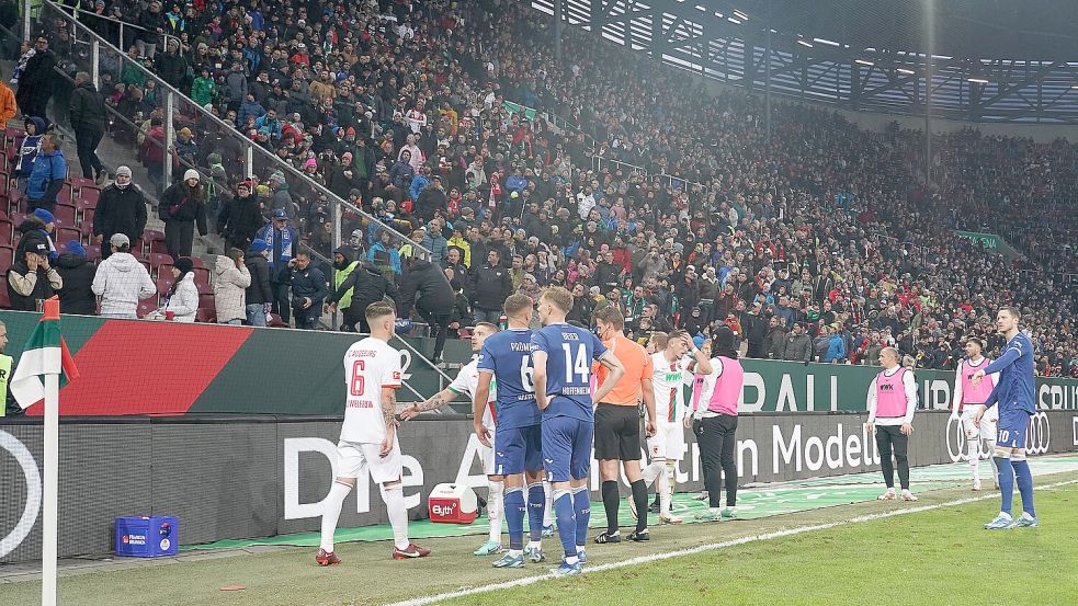 Lange Unterbrechung: Nach dem Böllerwurf stoppte Schiedsrichter Felix Brych das Spiel Foto: imago/nordphoto