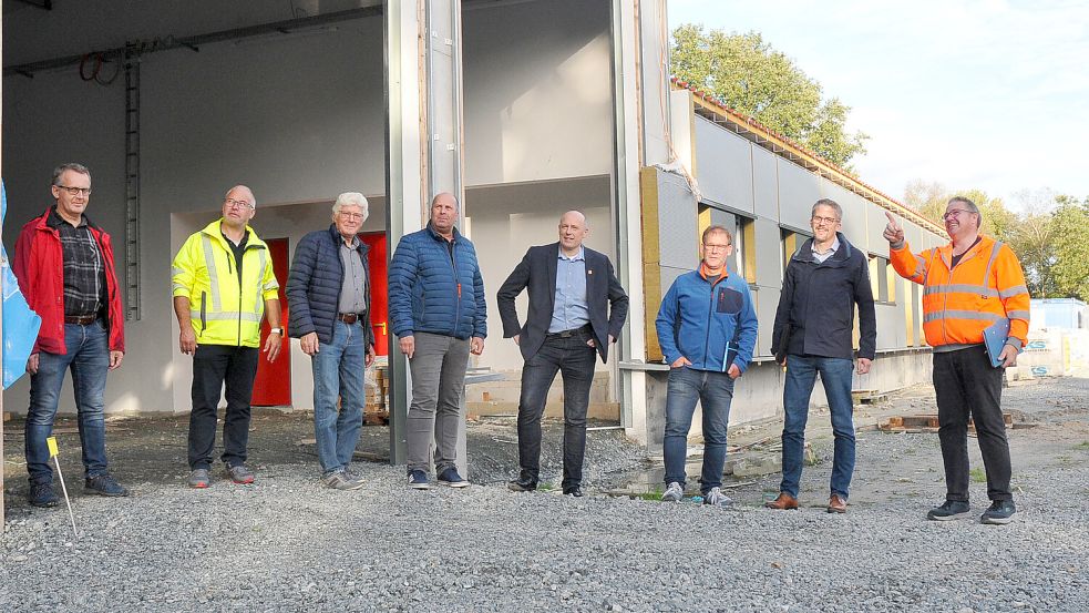 Der „Arbeitskreis Feuerwehr“ hat sich den Neubau der Feuerwehr Großefehn-Zentrum angeschaut. Foto: Wilfried Frerichs