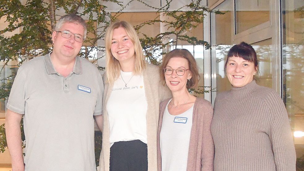 Hilko Gröeneveld (Pflegefachkraft), Neele Nessen, Kathrin Voortmann (Pflegefachkraft) und Olga Schreiner (Hauswirtschafterin) stehen im Atrium des Hospiz vor dem Erinnerungsbaum, an den können die Angehörigen für ihre Verstorbenen ein Krönchen hängen. Foto: Gerd-Arnold Ubben