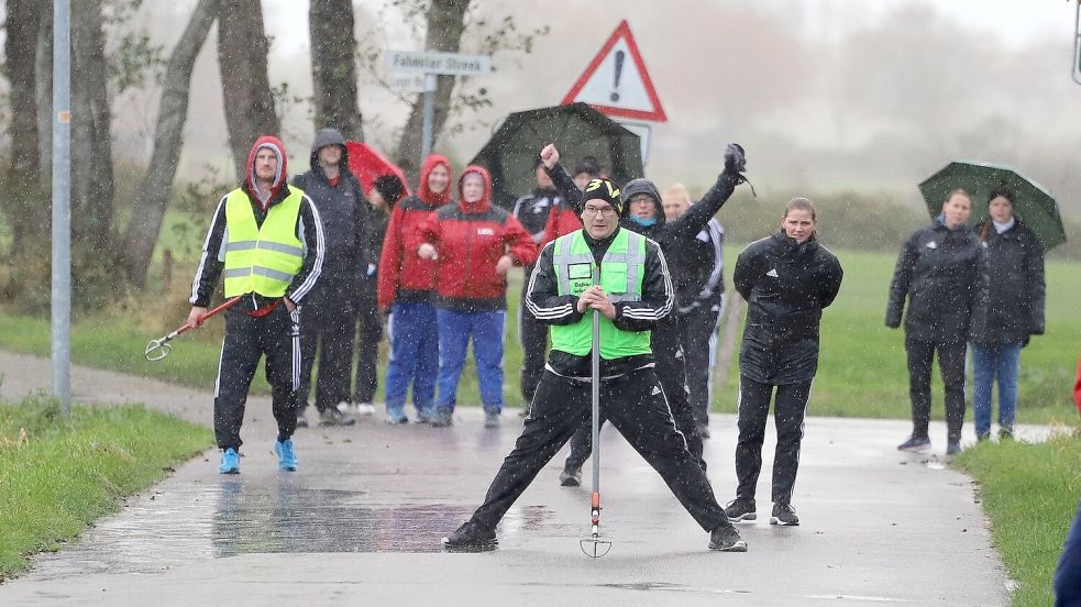 Ziemlich schnell nach dem Anwurf waren die Werferinnen von Rahe und Ardorf am Sonnabendnachmittag klitschnass. Der Dauerregen machte am sechsten Spieltag den Boßlerinnen mit ihren Anweisern sowie den Käklern und Mäklern auf vielen Straßen zu schaffen. Fotos: Wilfried Gronewold