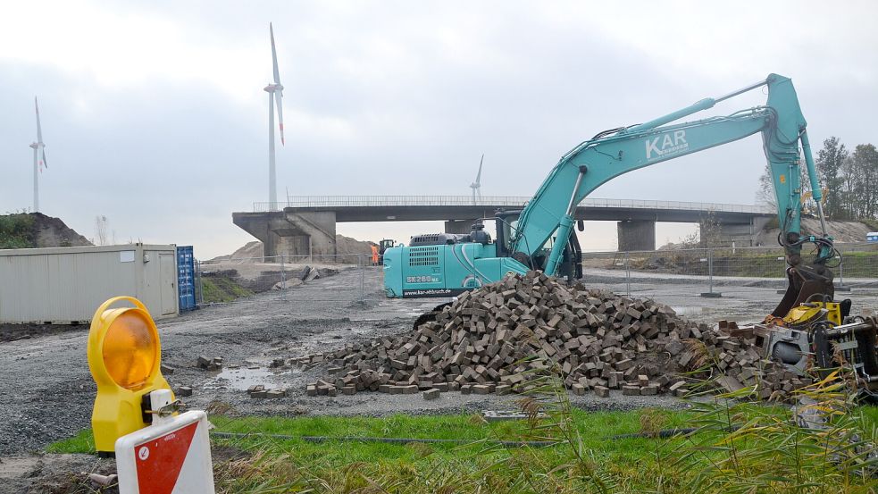 Mittlerweile ist die alte Brücke des Neuwoldner Wegs über die Autobahn 31 Geschichte. Foto: Aiko Recke