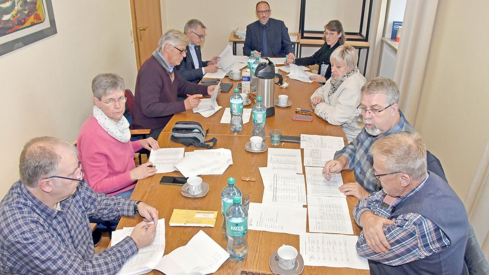 Unter Vorsitz von Richter Frank Meyer wählte ein aus Landrat Olaf Meinen und Kommunalpolitikern bestehender Ausschuss die neuen Schöffen. Foto: Thomas Dirks