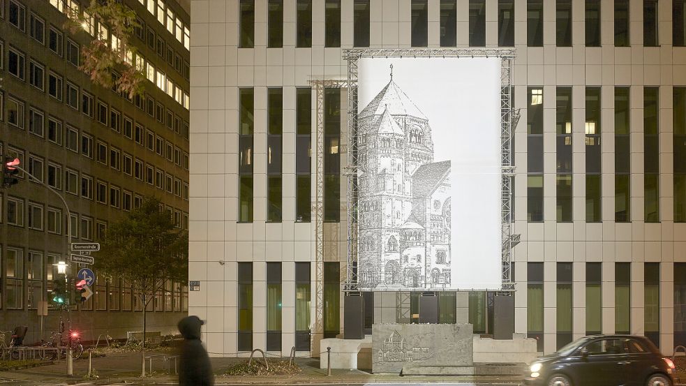 Kunstprojekt am Ort des Verschwindens: „missing link_“ erinnert an die ehemalige Düsseldorfer Synagoge. Foto: Achim Kukulies