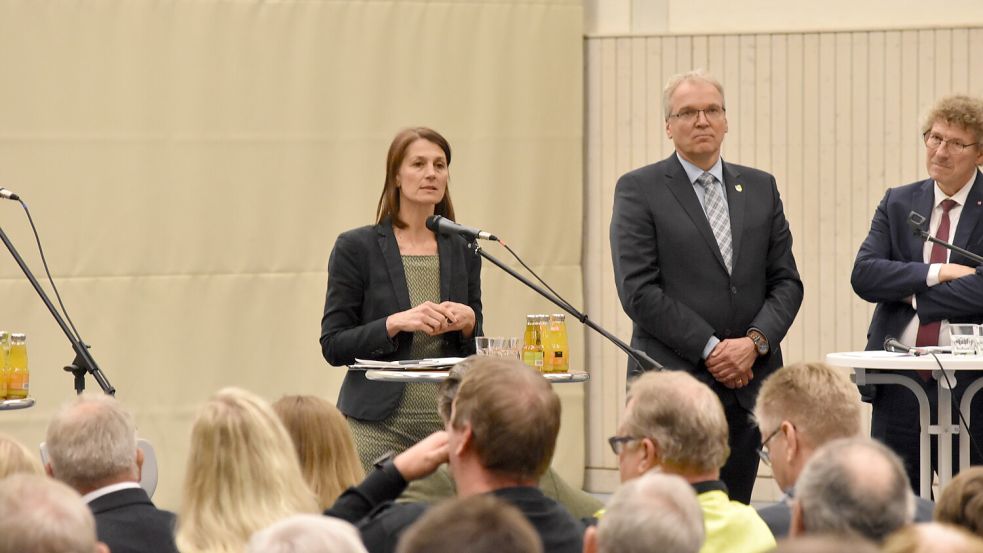 Landrat Jens Böther (Mitte), hier auf einer Podiumsdiskussion in Neuhaus, muss sich einer Krebsbehandlung unterziehen und legt für die Zeit seine Amtsgeschäfte nieder. Foto: Sascha Nitsche