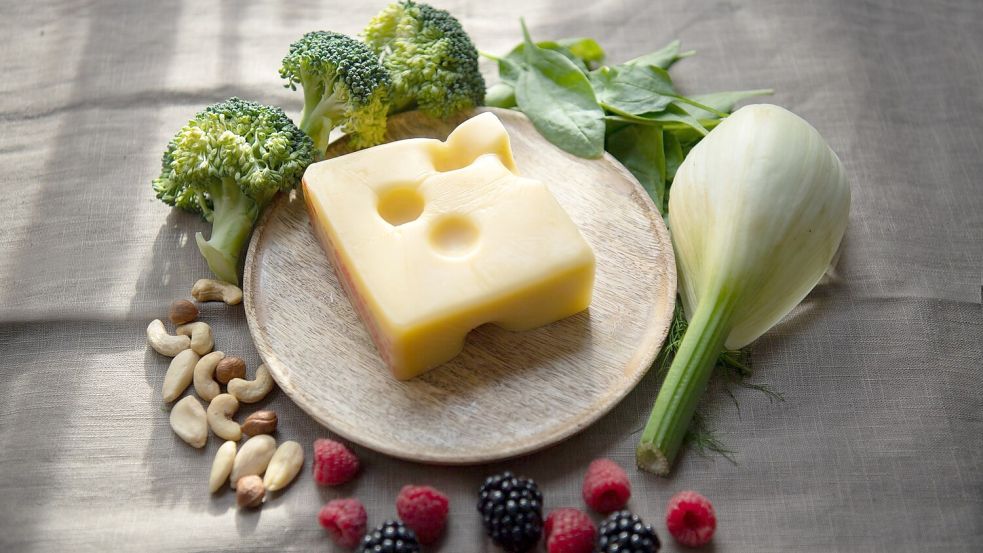 Emmentaler enthält mehr Kalzium als Beeren, Nüsse, Brokkoli, Spinat oder Fenchel. Foto: Laura Ludwig/dpa-tmn