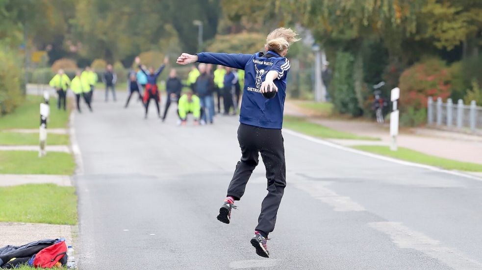 Die Dietrichsfelderin Maike Friedrichs macht den Wurfarm lang und bringt im nächsten Augenblick die Holzkugel auf die Straße. Neuling Dietrichsfeld hat in der Boßellandesliga einen Lauf. Sechs Spiele, sechs Siege. Damit ist „Good wat mit“ ein heißer Kandidat auf den Titel. Foto: Wilfried Gronewold