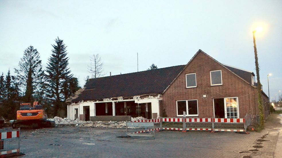Beim Gasthof Germann in Westerende-Kirchloog haben die Abrissarbeiten begonnen. Foto: Aiko Recke