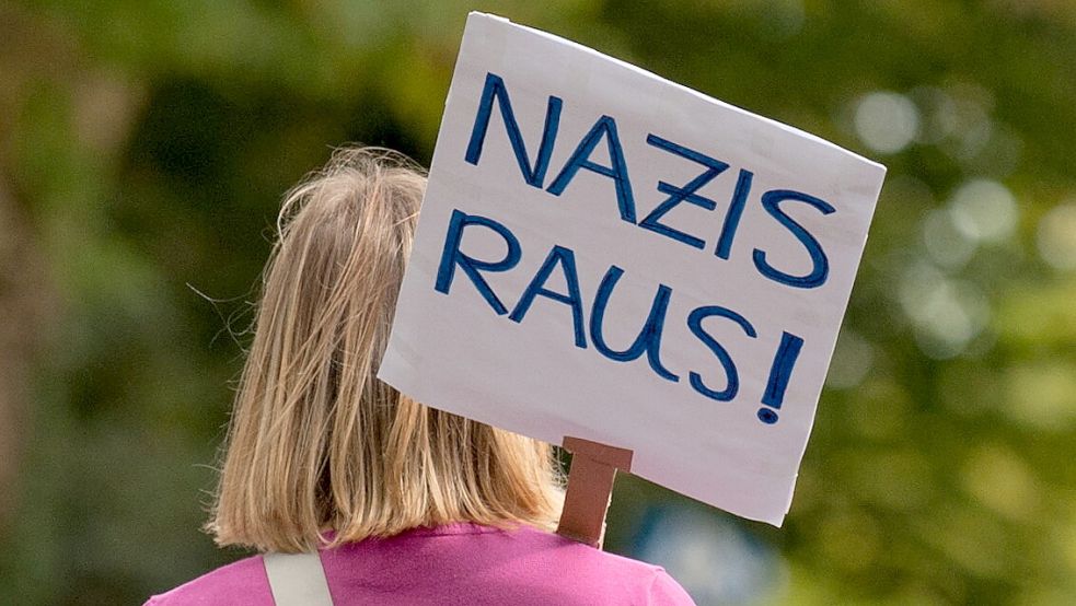 Eine Demonstrantin protestiert gegen Nazis. Foto: DPA
