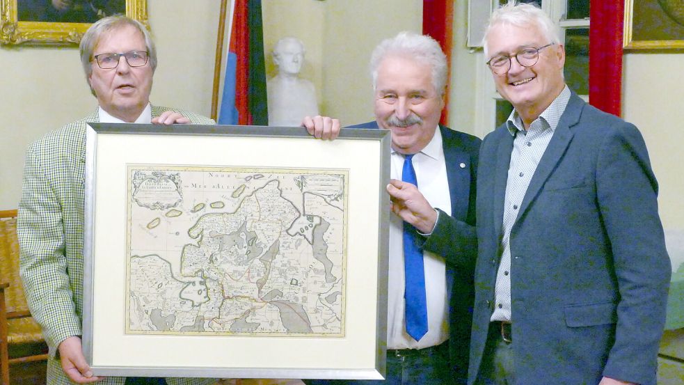 Nur eines von vielen Abschiedsgeschenken für Dr. Paul Weßels (rechts): Michael Recke (links) und Landschaftspräsident Rico Mecklenburg überreichten ihm eine historische Karte von Ostfriesland. Foto: Werner Jürgens