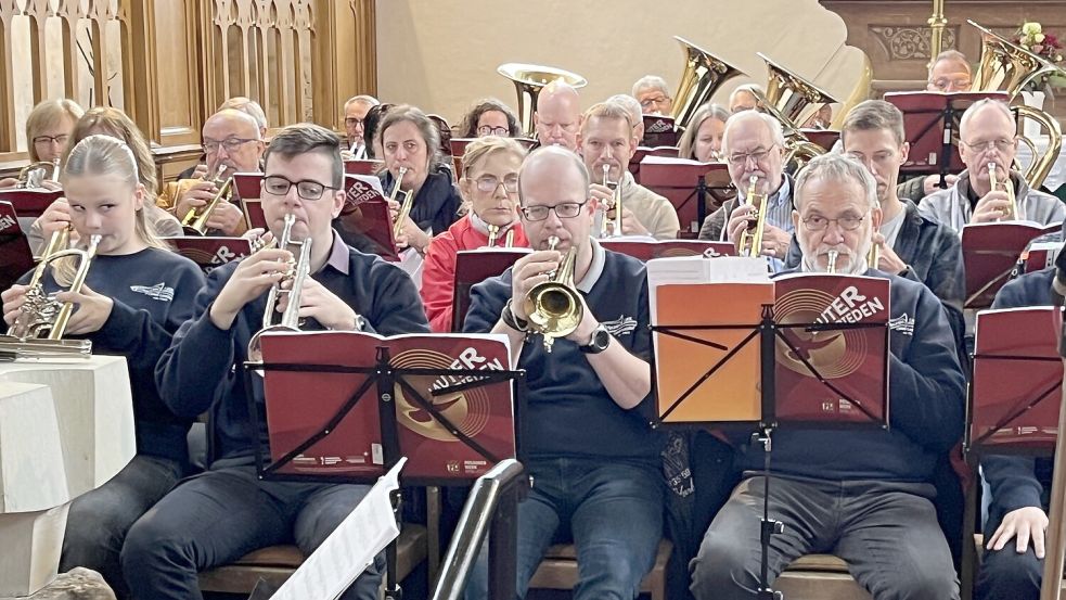 Ein großer Chor von Blechbläsern spielte zum Jubiläum in der Osteeler Kirche. Foto: privat