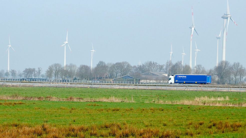 Die Fläche zwischen der Autobahn und der Kreisstraße 111 ist seit vielen Jahren als Gewerbegebiet im Gespräch. Im Hintergrund verläuft die Autobahn 31. Foto: Christin Wetzel