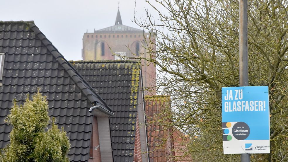 Auf Plakaten, wie hier in Marienhafe, wirbt das Unternehmen Deutsche Glasfaser für sich und sein Vorhaben in einigen Orten des Brookmerlandes. Foto: Thomas Dirks