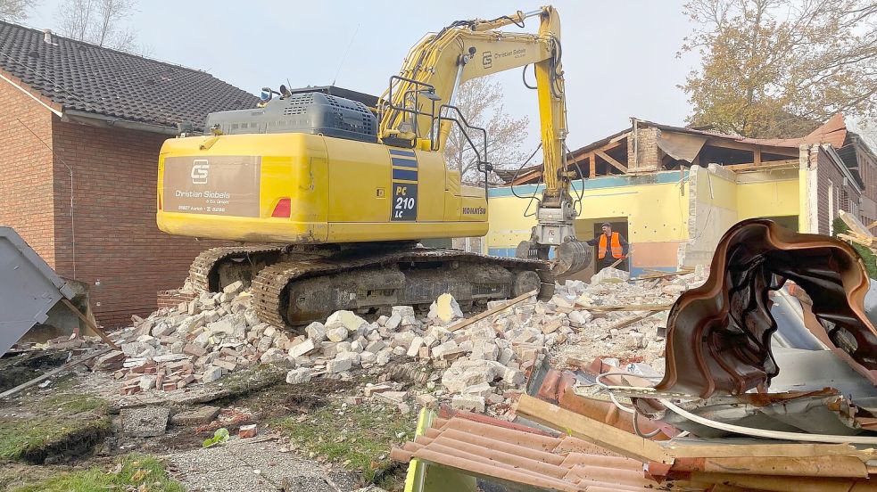 Am Mittwochvormittag war bereits ein großer Teil des Altbaus abgerissen. Foto: Holger Janssen