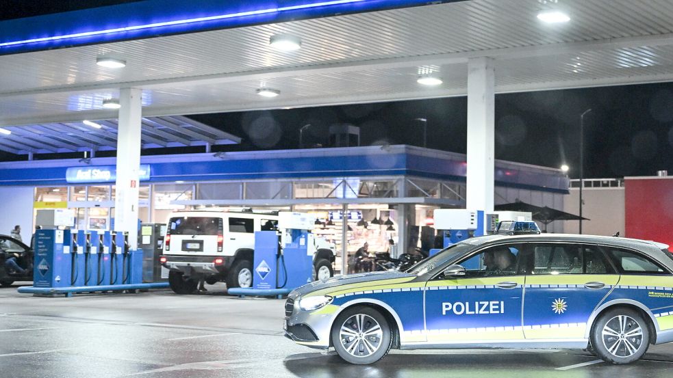 Eine Aral-Tankstelle, ähnlich wie auf diesem Foto, wurde am 5. Juni in Warsingsfehn überfallen. Foto: DPA