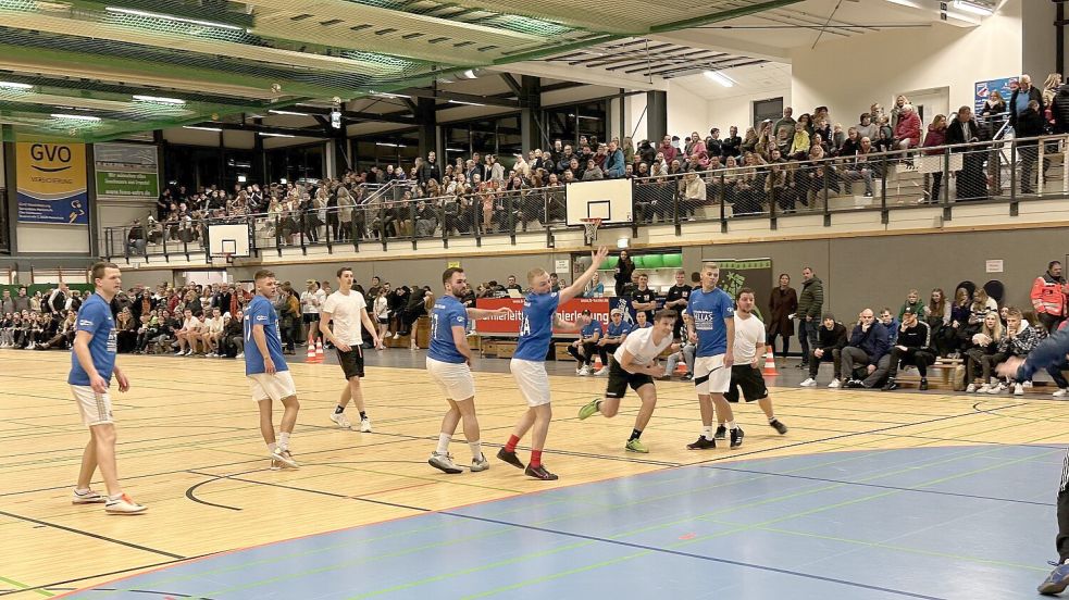 Lustige und spannende Handballspiele vor großer Zuschauerkulisse in der Marienhafer Knippelmeyer-Halle machen den Reiz des Brookmerland-Turniers aus. Foto: privat