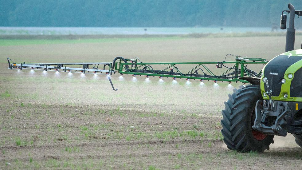 Ein Landwirt fährt mit einer Pestizid- und Düngerspritze über ein Feld. Foto: Patrick Pleul/ZB/dpa