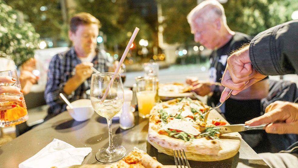 Für Speisen, die im Restaurant verzehrt werden, soll wieder der höhere Mehrwertsteuersatz gelten. Foto: DPA