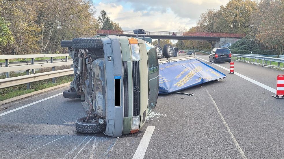 Das verunglückte Gespann kam entgegengesetzt zur Fahrtrichtung zum Stillstand. Foto: Polizei