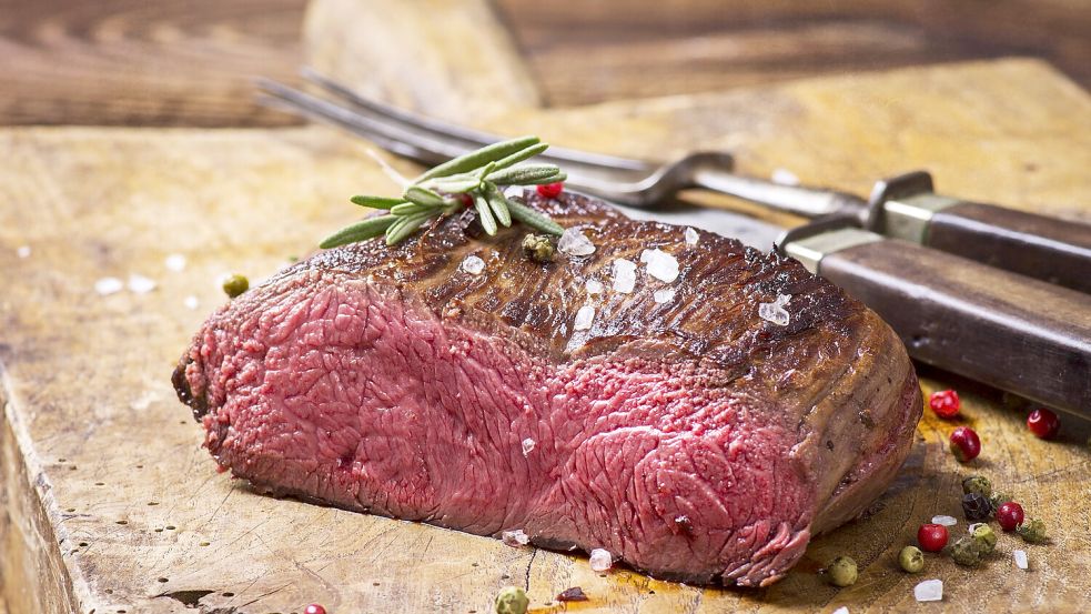 Hirschfleisch ist gesund und nachhaltig, wenn man es beim Jäger aus der Region kauft. Foto: imago images/Shotshop