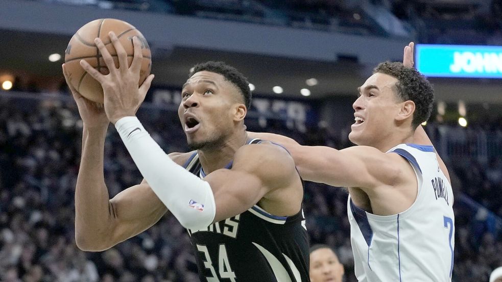 Giannis Antetokounmpo (l) von den Milwaukee Bucks erzielte 40 Punkte gegen die Dallas Mavericks. Foto: Morry Gash/AP