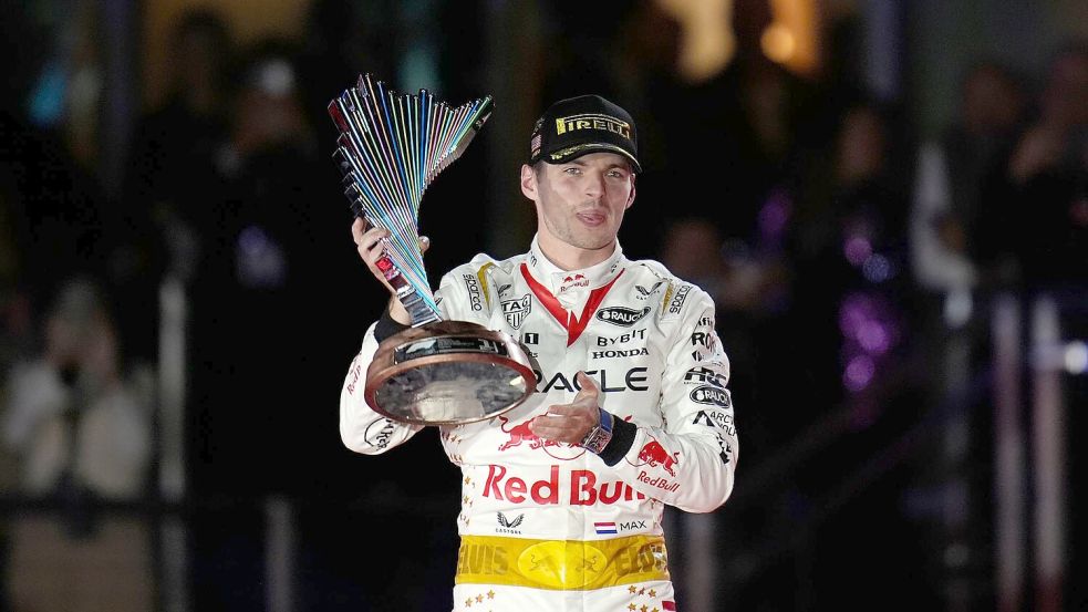 Sieg in Las Vegas: Die nächste Trophäe für Max Verstappen. Foto: Nick Didlick/AP/dpa