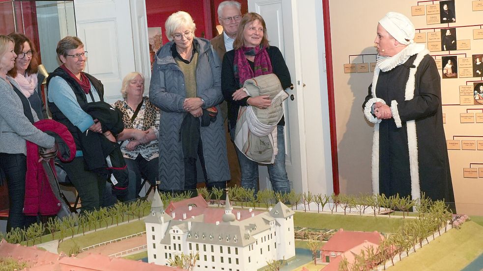 Gräfin Anna von Oldenburg (Herma C. Peters) brachte den Besuchern die Auricher Geschichte näher. Fotos: Helmut Vortanz