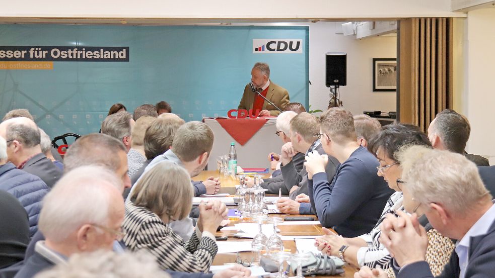 Kreisvorsitzender Dr. Joachim Kleen (am Pult) hatte zum CDU-Kreisparteitag nach Wiesmoor eingeladen. Foto: Heino Hermanns