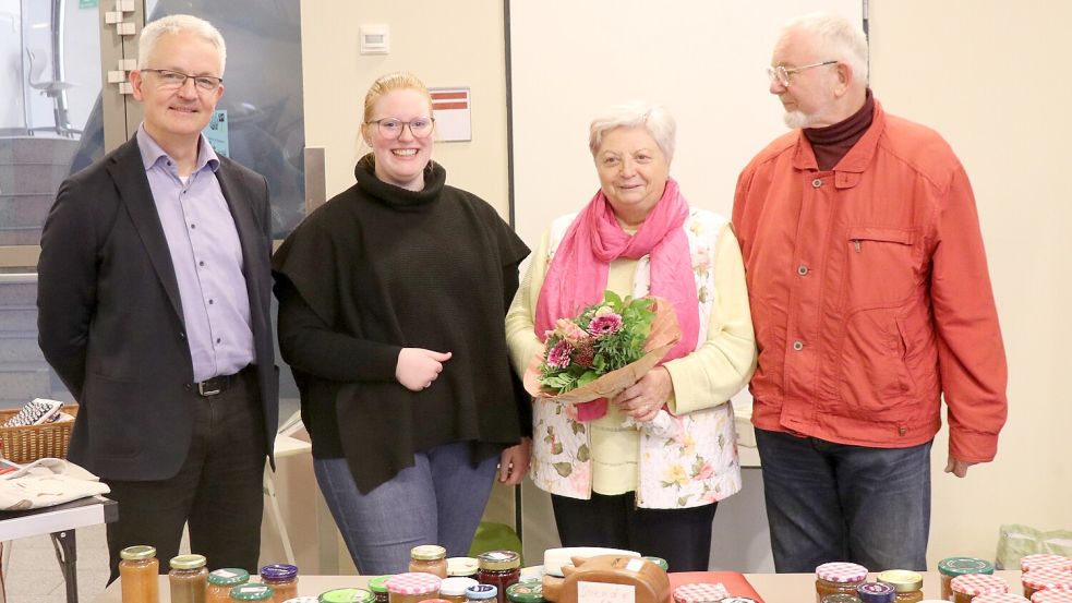 Schulleiter Rüdiger Musolf (von links) und Paula Flessner dankten Gertrud Schweer-Dust und Wolfgang Dust mit einem Blumenstrauß für ihr Engagement. Foto: Megan Teichert